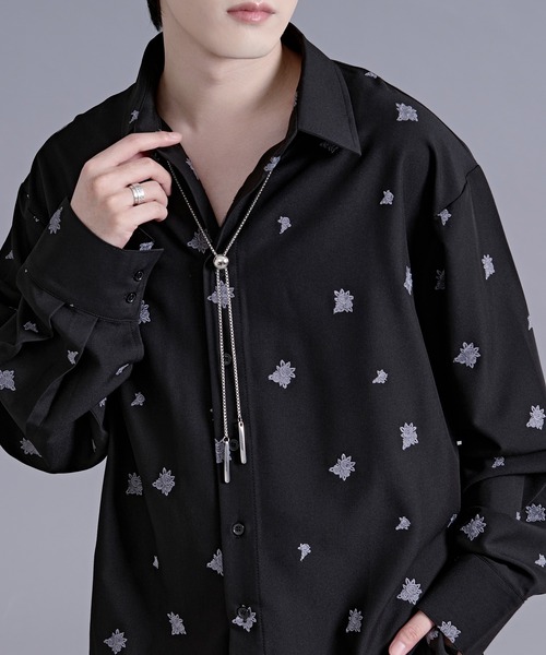 Ellno Loset(エルノロゼット)の「オールオーバーフラワー刺繍シャツ/SETUP対応(シャツ/ブラウス・メンズ・オフホワイト/ブラック・SMALL/LARGE/MEDIUM)」の2枚目の写真