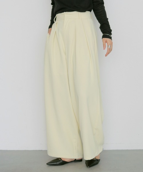 cheriella(シェリエラ)の「【cheriella】タックスラックス TUCK SLACKS(スラックス・レディース・ブラック/イエロー/オフホワイト・FREE)」の1枚目の写真