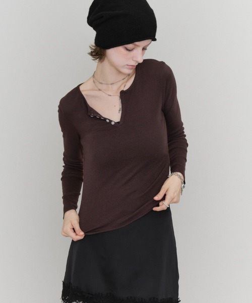 Rohwel(ローウェル)の「Basic Henley Neck Tee / ベーシックヘンリーネックT(Tシャツ/カットソー・レディース・ブラウン/ホワイト/グレー/ブラック・FREE)」の4枚目の写真