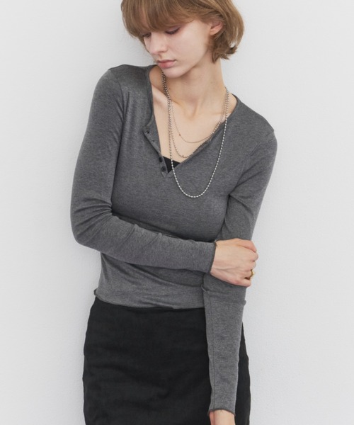 Rohwel(ローウェル)の「Basic Henley Neck Tee / ベーシックヘンリーネックT(Tシャツ/カットソー・レディース・ブラウン/ホワイト/グレー/ブラック・FREE)」の1枚目の写真