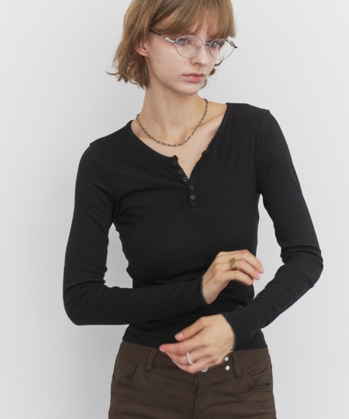 Rohwel(ローウェル)の「Basic Henley Neck Tee / ベーシックヘンリーネックT(Tシャツ/カットソー・レディース・ブラウン/ホワイト/グレー/ブラック・FREE)」の3枚目の写真