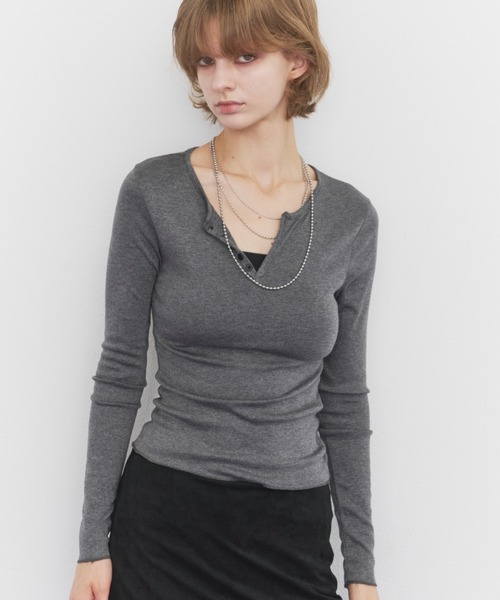 Rohwel(ローウェル)の「Basic Henley Neck Tee / ベーシックヘンリーネックT(Tシャツ/カットソー・レディース・ブラウン/ホワイト/グレー/ブラック・FREE)」の5枚目の写真