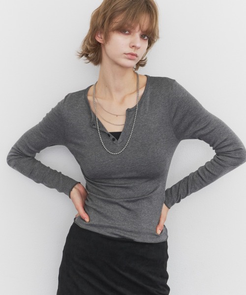 Rohwel(ローウェル)の「Basic Henley Neck Tee / ベーシックヘンリーネックT(Tシャツ/カットソー・レディース・ブラウン/ホワイト/グレー/ブラック・FREE)」の7枚目の写真