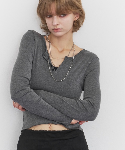 Rohwel(ローウェル)の「Basic Henley Neck Tee / ベーシックヘンリーネックT(Tシャツ/カットソー・レディース・ブラウン/ホワイト/グレー/ブラック・FREE)」の9枚目の写真
