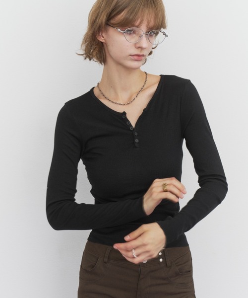 Rohwel(ローウェル)の「Basic Henley Neck Tee / ベーシックヘンリーネックT(Tシャツ/カットソー・レディース・ブラウン/ホワイト/グレー/ブラック・FREE)」の13枚目の写真