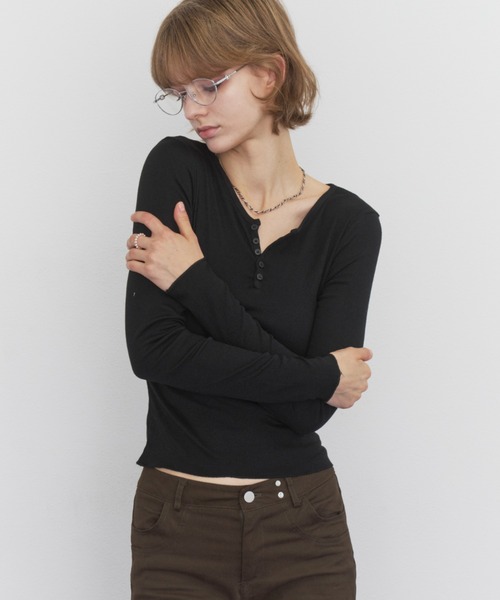 Rohwel(ローウェル)の「Basic Henley Neck Tee / ベーシックヘンリーネックT(Tシャツ/カットソー・レディース・ブラウン/ホワイト/グレー/ブラック・FREE)」の14枚目の写真