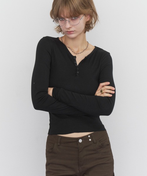 Rohwel(ローウェル)の「Basic Henley Neck Tee / ベーシックヘンリーネックT(Tシャツ/カットソー・レディース・ブラウン/ホワイト/グレー/ブラック・FREE)」の15枚目の写真