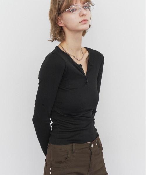 Rohwel(ローウェル)の「Basic Henley Neck Tee / ベーシックヘンリーネックT(Tシャツ/カットソー・レディース・ブラウン/ホワイト/グレー/ブラック・FREE)」の16枚目の写真