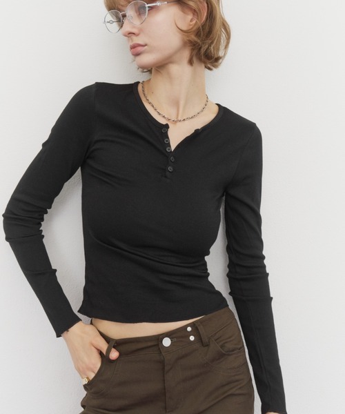 Rohwel(ローウェル)の「Basic Henley Neck Tee / ベーシックヘンリーネックT(Tシャツ/カットソー・レディース・ブラウン/ホワイト/グレー/ブラック・FREE)」の17枚目の写真