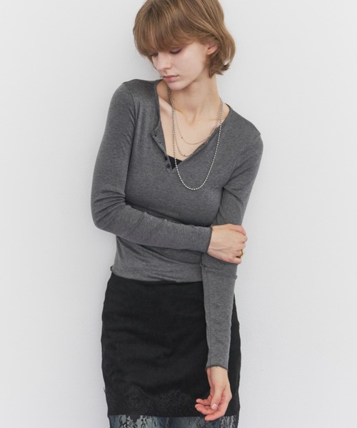 Rohwel(ローウェル)の「Basic Henley Neck Tee / ベーシックヘンリーネックT(Tシャツ/カットソー・レディース・ブラウン/ホワイト/グレー/ブラック・FREE)」の6枚目の写真