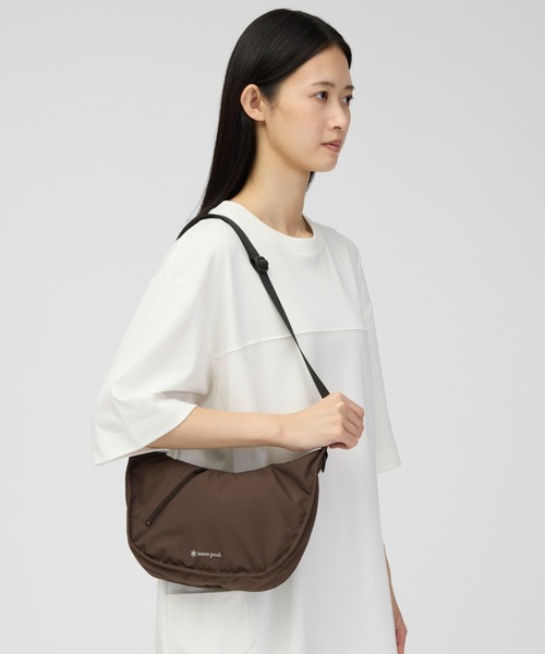 Snow Peak(スノーピーク)の「Snow Peak / Flexible Insulated Shoulder Bag フレキシブル インサレーション ショルダーバッグ(ショルダーバッグ・メンズ・ブラック/ダークブラウン/ライトブラウン・ONE SIZE)」の9枚目の写真