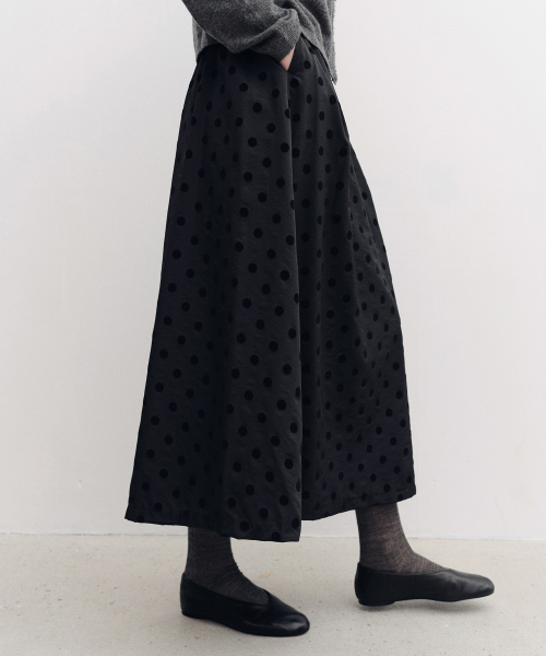 MOHAN（モハン）の「TVF DOT FLARED SKIRT_2COLORS（スカート・レディース・ブラック/ネイビー・SMALL/MEDIUM/LARGE）」の4枚目の写真