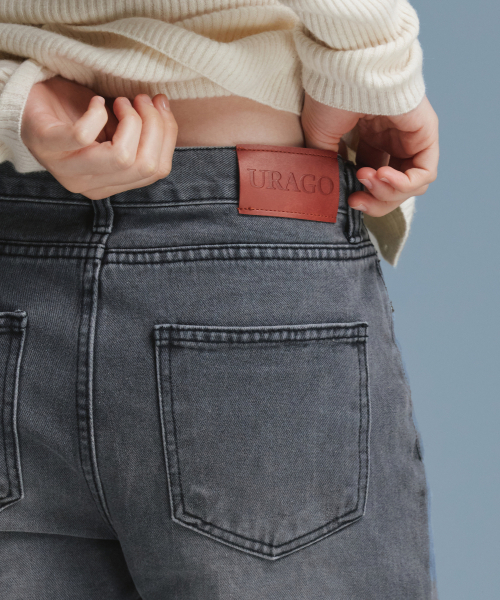 URAGO（ユラーゴ）の「グレーウォッシュドストレートジーンズ_Gray（デニムパンツ・レディース・アッシュグレー・SMALL/MEDIUM/LARGE）」の6枚目の写真