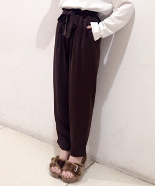 archives(アルシーヴ)の「リボンベルト付 テーパードパンツ(その他パンツ・レディース・ブラウン/ブラック/グレー・MEDIUM)」の1枚目の写真