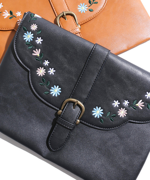 WEGO（ウィゴー）の「WEGO/ヴィンテージライクフラワー刺繍クラッチバッグ（クラッチバッグ・レディース・キャメル/ブラック・FREE）」の2枚目の写真