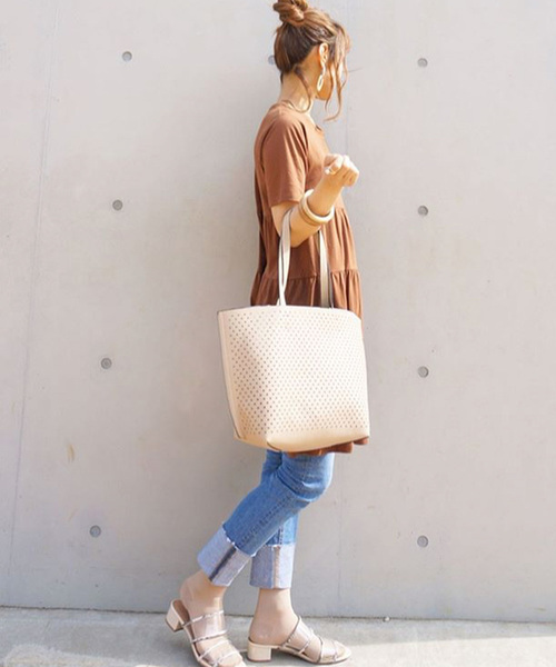 florist（フローリスト）の「【3way】星パターンのパンチングハンドバッグ/ショルダーバッグ（ショルダーバッグ・レディース・ホワイト/ブラック/ベージュ/レッド/シルバー・FREE）」の3枚目の写真