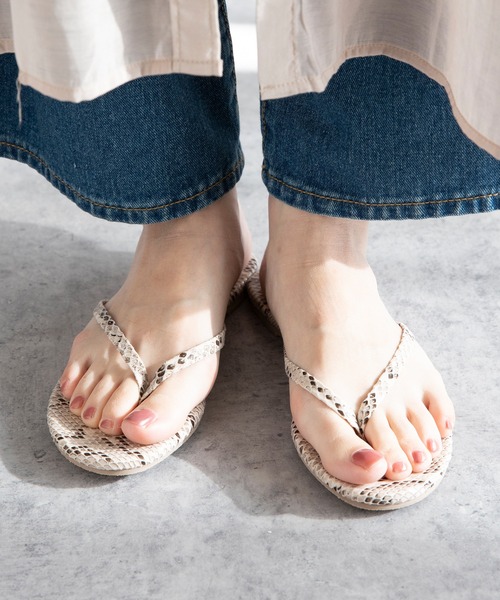 menue(メヌエ)の「キレイ魅せ ビーチサンダル トングver.(サンダル・レディース・パイソン/ゴールド/グリーン/ホワイト/グレー/ブラック/ベージュ系その他3/その他1/アイボリー/シルバー/ブルー系その他/グリーン系その他/ベージュ系その他/ベージュ系その他2/グレイッシュベージュ/ブラウン・36/35/37/38/39/34/41/40)」の21枚目の写真