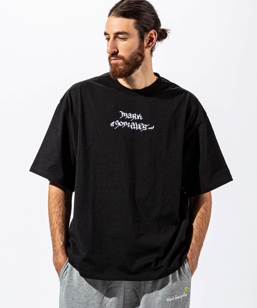 Mark Gonzales(マーク・ゴンザレス)の「Mark Gonzales(マーク ゴンザレス)ロゴ刺繍Tシャツ(Tシャツ/カットソー・メンズ・ホワイト/ブラック・M/L/XL)」の1枚目の写真