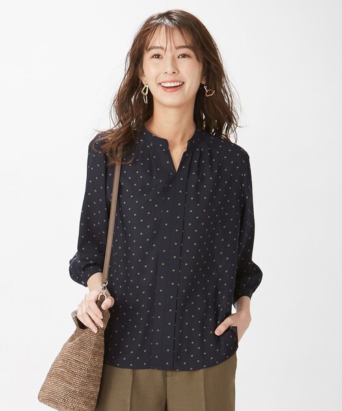 J.PRESS(ジェイプレス)の「【洗える】ポリエステル デシン幾何プリント ブラウス(シャツ/ブラウス・レディース・スモーキーグリーン系5/ネイビー系5/アイボリー系5・F)」の3枚目の写真