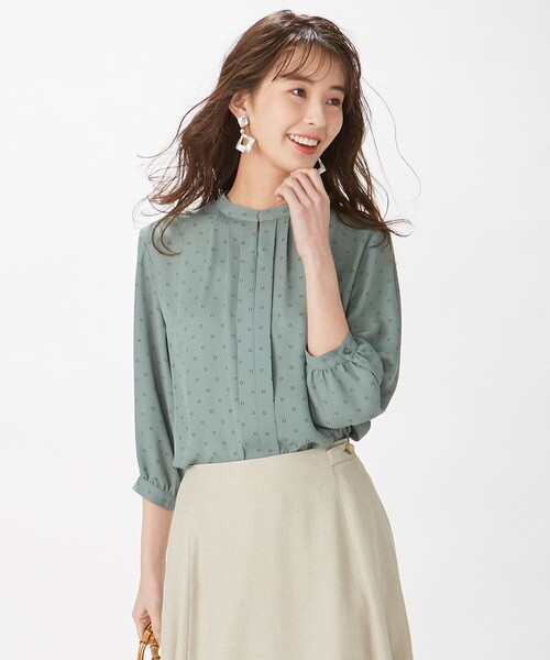 J.PRESS(ジェイプレス)の「【洗える】ポリエステル デシン幾何プリント ブラウス(シャツ/ブラウス・レディース・スモーキーグリーン系5/ネイビー系5/アイボリー系5・F)」の2枚目の写真