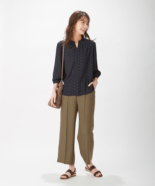 J.PRESS(ジェイプレス)の「【洗える】ポリエステル デシン幾何プリント ブラウス(シャツ/ブラウス・レディース・スモーキーグリーン系5/ネイビー系5/アイボリー系5・F)」の4枚目の写真