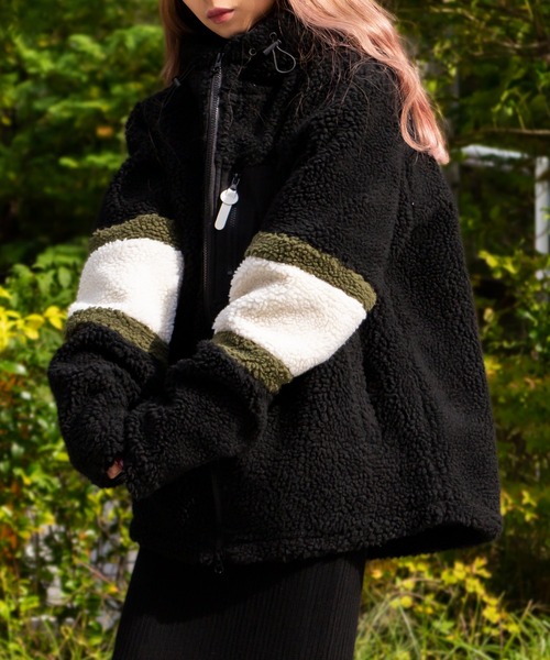 ADPOSION（アドポーション）の「ビッグシルエット フードボアフリースブルゾン（ブルゾン・レディース・ブラック/キャメル/ベージュ/パープル/ホワイト/カーキ/グリーン/ブラック系1・X-LARGE/MEDIUM/LARGE）」の4枚目の写真