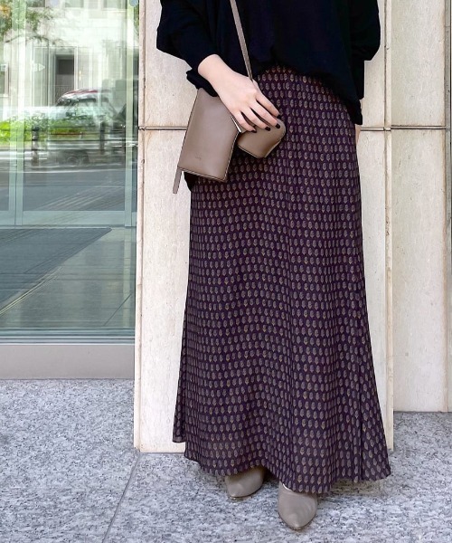 RIVE DROITE（リヴドロワ）の「華やかさをプラスしてくれる　ヴィンテージプリントナローフレアスカート（スカート・レディース・ネイビー/グリーン・FREE）」の2枚目の写真