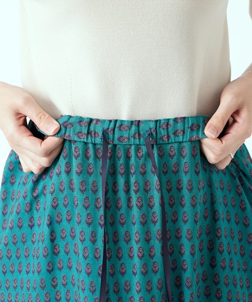 RIVE DROITE（リヴドロワ）の「華やかさをプラスしてくれる　ヴィンテージプリントナローフレアスカート（スカート・レディース・ネイビー/グリーン・FREE）」の13枚目の写真