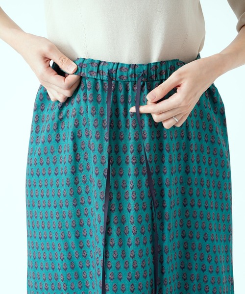 RIVE DROITE（リヴドロワ）の「華やかさをプラスしてくれる　ヴィンテージプリントナローフレアスカート（スカート・レディース・ネイビー/グリーン・FREE）」の10枚目の写真