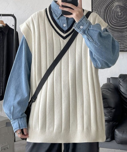 KOR（ケーオーアール）の「トラディショナル ストライプ Vネック リブニットベスト（ベスト・メンズ・ホワイト/グレー/マスタード・XL/M/2XL/L）」の2枚目の写真