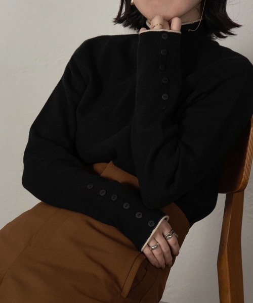 lawgy(ラウジー)の「bi color sleeve button knit(ニット/セーター・レディース・ブラック/ベージュ/ブラウン・FREE)」の2枚目の写真