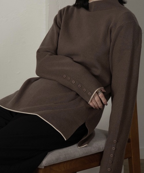 lawgy(ラウジー)の「bi color sleeve button knit(ニット/セーター・レディース・ブラック/ベージュ/ブラウン・FREE)」の9枚目の写真