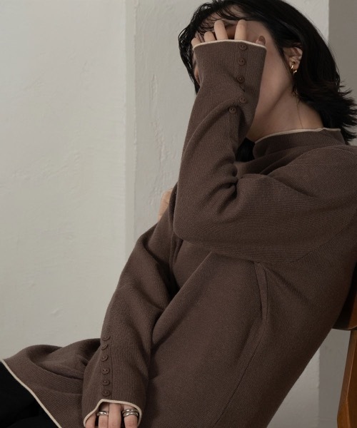lawgy(ラウジー)の「bi color sleeve button knit(ニット/セーター・レディース・ブラック/ベージュ/ブラウン・FREE)」の5枚目の写真