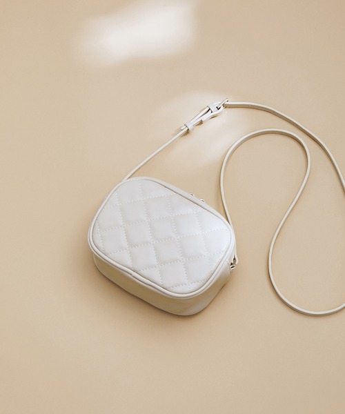 ADAM ET ROPE'（アダムエロペ）の「キルティングミニショルダーバッグ（ショルダーバッグ・レディース・ブラック/オフホワイト/グリーン・FREE）」の2枚目の写真