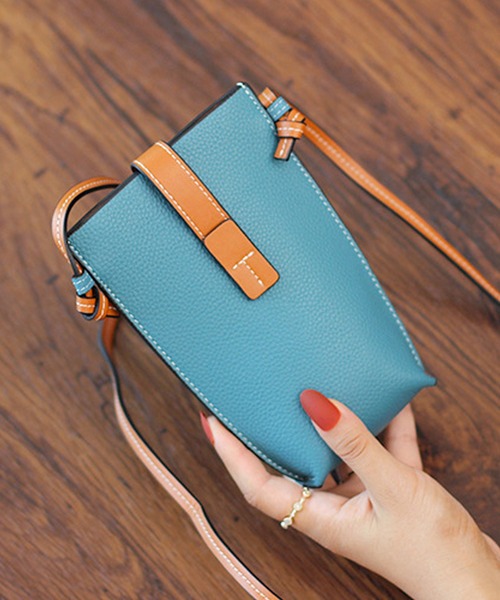 florist（フローリスト）の「【本革】配色ミックスのレザースマホポーチ/ポシェット/ショルダーバッグ（ショルダーバッグ・レディース・ライトブルー/ブラック/ベージュ/ブラックミックス/キャメル・FREE）」の16枚目の写真