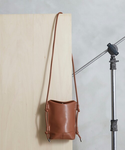 tk.TAKEO KIKUCHI（ティーケータケオキクチ）の「◆バケットショルダー（ショルダーバッグ・メンズ・ブラック/キャメル・00）」の2枚目の写真