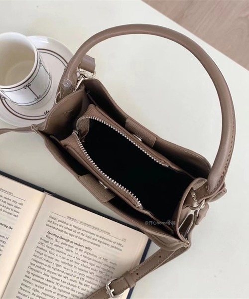 me+em select（ミームセレクト）の「【 2 way ショルダーストラップ付属 】フェイクレザーモダンスクエアワンハンドルバッグ（ハンドバッグ・レディース・モカ/ベージュ/ブラウン/ブラック・FREE）」の16枚目の写真