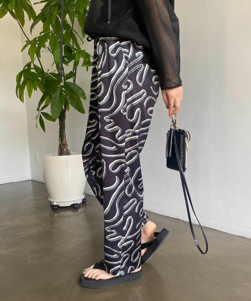 CAPRICIEUX LE'MAGE（カプリシューレマージュ）の「ART柄イージーパンツ（その他パンツ・レディース・ブラック/グリーン・FREE）」の4枚目の写真