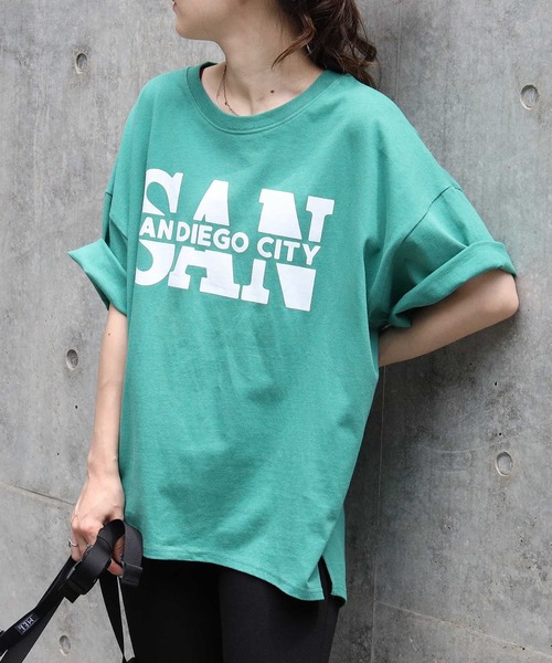 HONEYSUCKLE ROSE（ハニーサックルローズ）の「【HONEYSUCKLE ROSE】カレッジビッグロゴＴシャツ（Tシャツ/カットソー・レディース・ホワイト/グリーン/ダークグレー/ライトベージュ・M/L）」の4枚目の写真