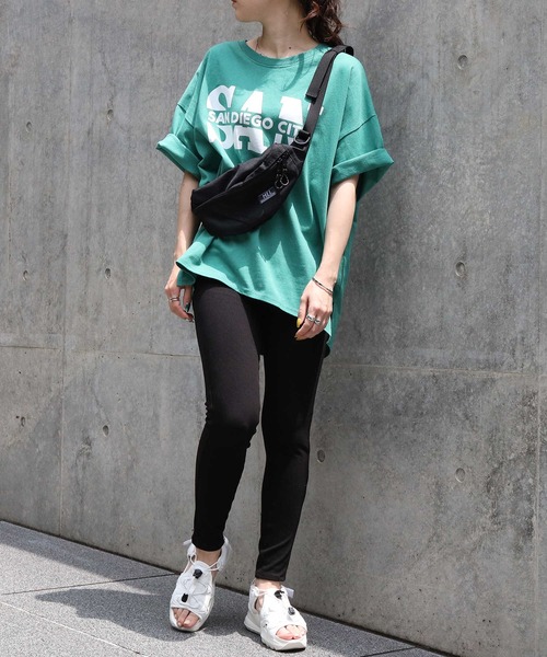 HONEYSUCKLE ROSE（ハニーサックルローズ）の「【HONEYSUCKLE ROSE】カレッジビッグロゴＴシャツ（Tシャツ/カットソー・レディース・ホワイト/グリーン/ダークグレー/ライトベージュ・M/L）」の10枚目の写真