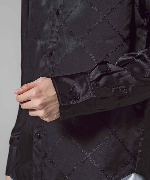 VIKTOR&ROLF(ヴィクター&ロルフ)の「VIKTOR&ROLF(ヴィクター&ロルフ)クロスロゴシャツ/FRILLED LONGSLEEVE(シャツ/ブラウス・メンズ・ブラック・46/48/50)」の3枚目の写真