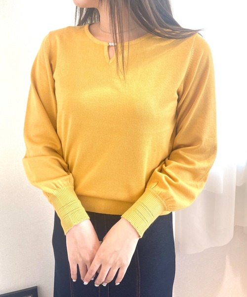 CECIL McBEE（セシルマクビー）の「3連パール付きプルオーバー（ニット/セーター・レディース・ライトグレー/ピンク/イエロー/ブラック/オフホワイト/ブルー・MEDIUM）」の5枚目の写真