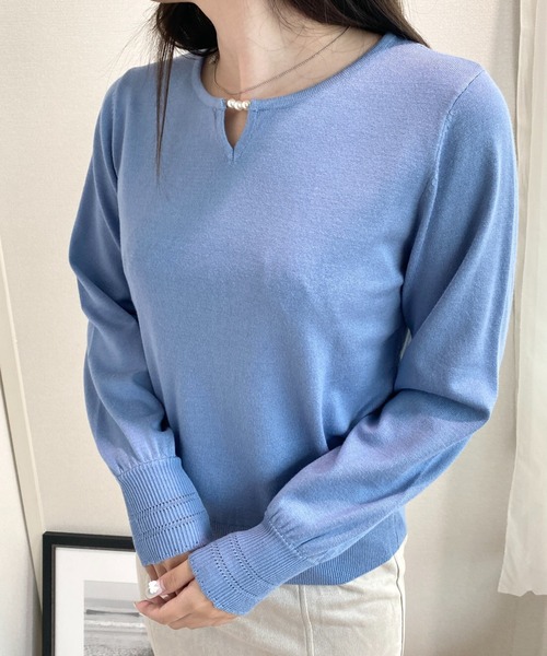 CECIL McBEE（セシルマクビー）の「3連パール付きプルオーバー（ニット/セーター・レディース・ライトグレー/ピンク/イエロー/ブラック/オフホワイト/ブルー・MEDIUM）」の4枚目の写真
