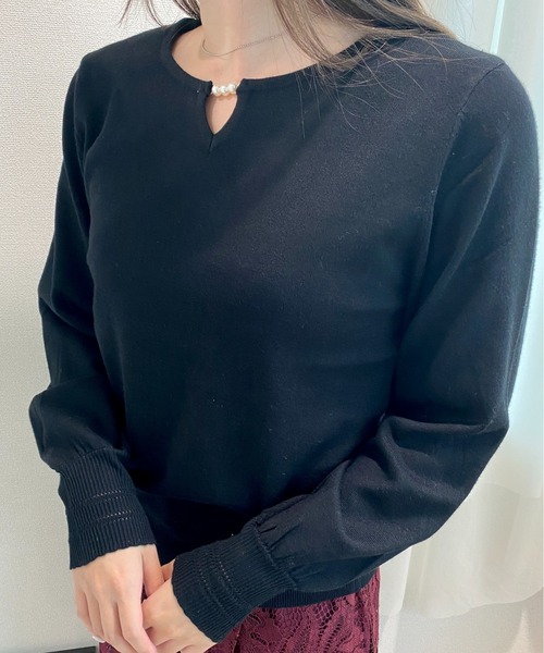 CECIL McBEE（セシルマクビー）の「3連パール付きプルオーバー（ニット/セーター・レディース・ライトグレー/ピンク/イエロー/ブラック/オフホワイト/ブルー・MEDIUM）」の2枚目の写真
