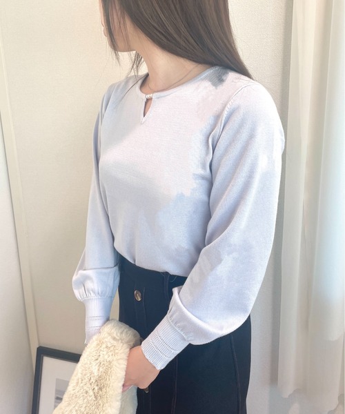 CECIL McBEE（セシルマクビー）の「3連パール付きプルオーバー（ニット/セーター・レディース・ライトグレー/ピンク/イエロー/ブラック/オフホワイト/ブルー・MEDIUM）」の12枚目の写真