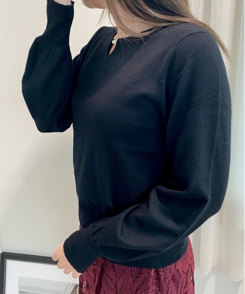 CECIL McBEE（セシルマクビー）の「3連パール付きプルオーバー（ニット/セーター・レディース・ライトグレー/ピンク/イエロー/ブラック/オフホワイト/ブルー・MEDIUM）」の14枚目の写真