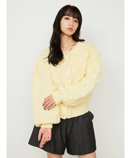 CALNAMUR（カルナムール）の「パールボタンニットカーディガン（カーディガン/ボレロ・レディース・イエロー/ブルー/アイボリー・FREE）」の3枚目の写真