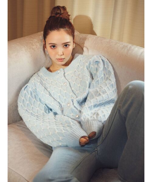 CALNAMUR（カルナムール）の「パールボタンニットカーディガン（カーディガン/ボレロ・レディース・イエロー/ブルー/アイボリー・FREE）」の4枚目の写真