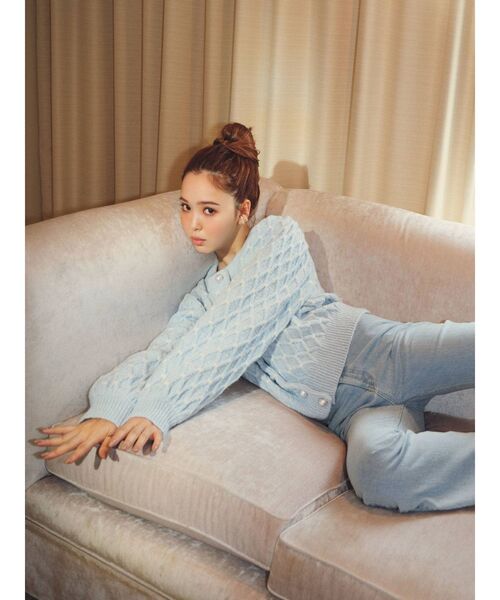 CALNAMUR（カルナムール）の「パールボタンニットカーディガン（カーディガン/ボレロ・レディース・イエロー/ブルー/アイボリー・FREE）」の5枚目の写真