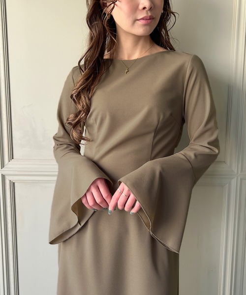 junoah（ジュノア）の「ベルスリーブバックケープワンピース（ワンピース・レディース・ブラウン/ブラック/グレイッシュベージュ・X-LARGE/LARGE/MEDIUM）」の3枚目の写真